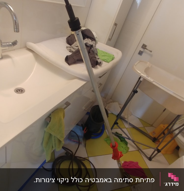 כלי עבודה של אינסטלטור, כולל צינור וכפפות אדומות